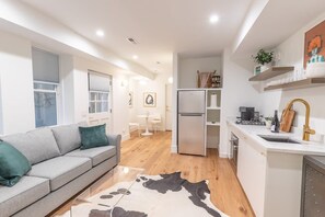 TV, offices - Delightful Apt in the Heart of Dupont! (Washington)