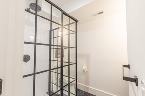 Badewanne, Haartrockner, Handtücher