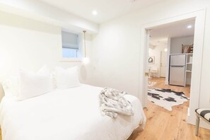 1 bedroom, iron/ironing board, travel crib, WiFi - Delightful Apt in the Heart of Dupont! (Washington)