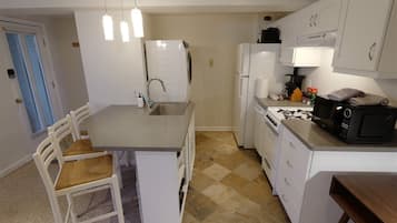 Coffee/tea maker, fridge, microwave, stovetop