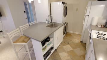 Coffee/tea maker, fridge, microwave, stovetop