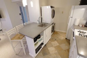 Refrigerador, microondas, parrilla de estufa y cafetera y tetera