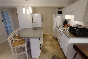 Réfrigérateur, micro-ondes, plaque de cuisson, cafetière/bouilloire