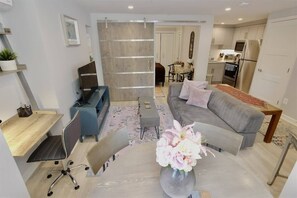 Télévision, livres, espaces bureaux