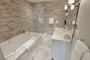 Badewanne, Haartrockner, Handtücher