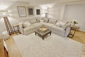 TV, Netflix, Hulu, streaming services - Top of the Town - with Parking (Washington)