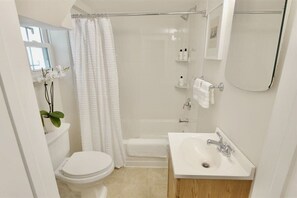 Badewanne, Haartrockner, Handtücher