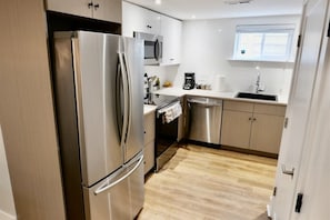Wasserkocher mit Kaffee-/Teezubehör, Kühlschrank, Mikrowelle
