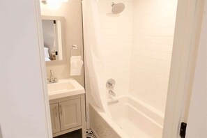 Badewanne, Haartrockner, Handtücher