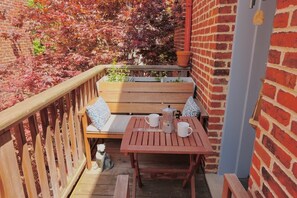 Outdoor dining - Stunning Art Filled Loft With Abundant Natural Light! (Washington)