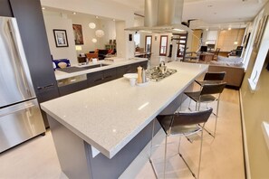 Fridge, microwave, oven, stovetop - Stunning Art Filled Loft With Abundant Natural Light! (Washington)