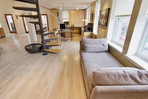 TV, offices - Stunning Art Filled Loft With Abundant Natural Light! (Washington)