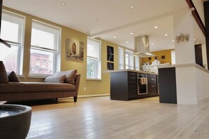 Interior - Stunning Art Filled Loft With Abundant Natural Light! (Washington)