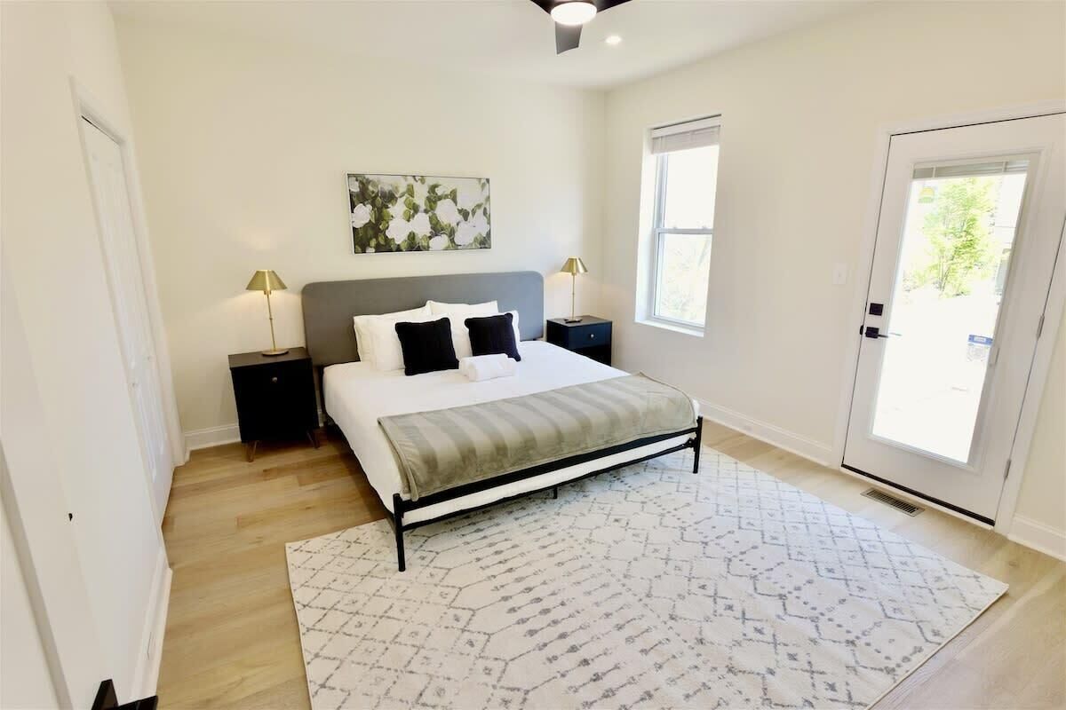 4 habitaciones, escritorio y tabla de planchar con plancha 