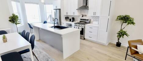 Refrigerador, microondas, horno, placa de cocina