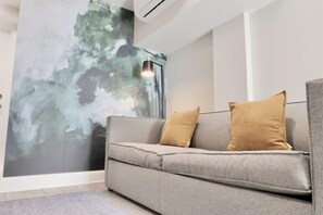 TV, offices - Darling Apartment in Capitol Hill - TWO min to Metro! (Washington)