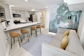 TV, offices - Darling Apartment in Capitol Hill - TWO min to Metro! (Washington)