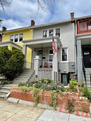 Exterior - Darling Apartment in Capitol Hill - TWO min to Metro! (Washington)