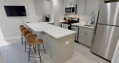 Darling Apartment in Capitol Hill - TWO min to Metro!