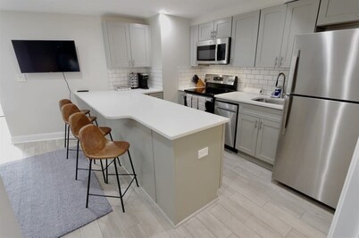 Darling Apartment in Capitol Hill - TWO min to Metro!