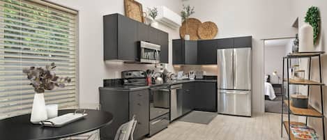 Réfrigérateur, micro-ondes, four, lave-vaisselle