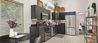 Prime Location, Pet Friendly, Single Level, New Decor and Furnishing, 10 Min to PDX and Vancouver