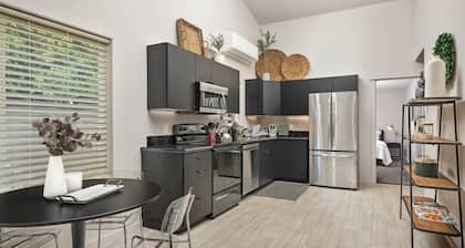 Prime Location, Pet Friendly, Single Level, New Decor and Furnishing, 10 Min to PDX and Vancouver