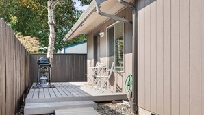 A patio area with a grill, outdoor furniture, and a hose. - Prime Location, Pet Friendly, Single Level, New Decor and Furnishing, 10 Min to PDX and Vancouver (Vancouver)