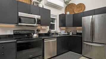 Réfrigérateur, four à micro-ondes, un four, lave-vaisselle