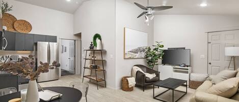 Una televisión, una chimenea