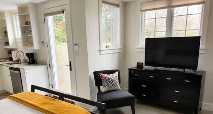New Luxe Studio Cleveland Park near Zoo