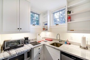 Fridge, coffee/tea maker, toaster, cookware/dishes/utensils - New Luxe Studio Cleveland Park near Zoo (Washington)