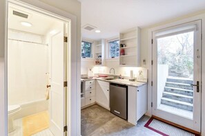 Fridge, coffee/tea maker, toaster, cookware/dishes/utensils - New Luxe Studio Cleveland Park near Zoo (Washington)