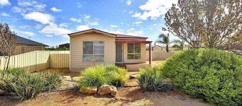 The Palms - Loxton Accommodation, South Australia
4 bedroom 2 bathroom home.