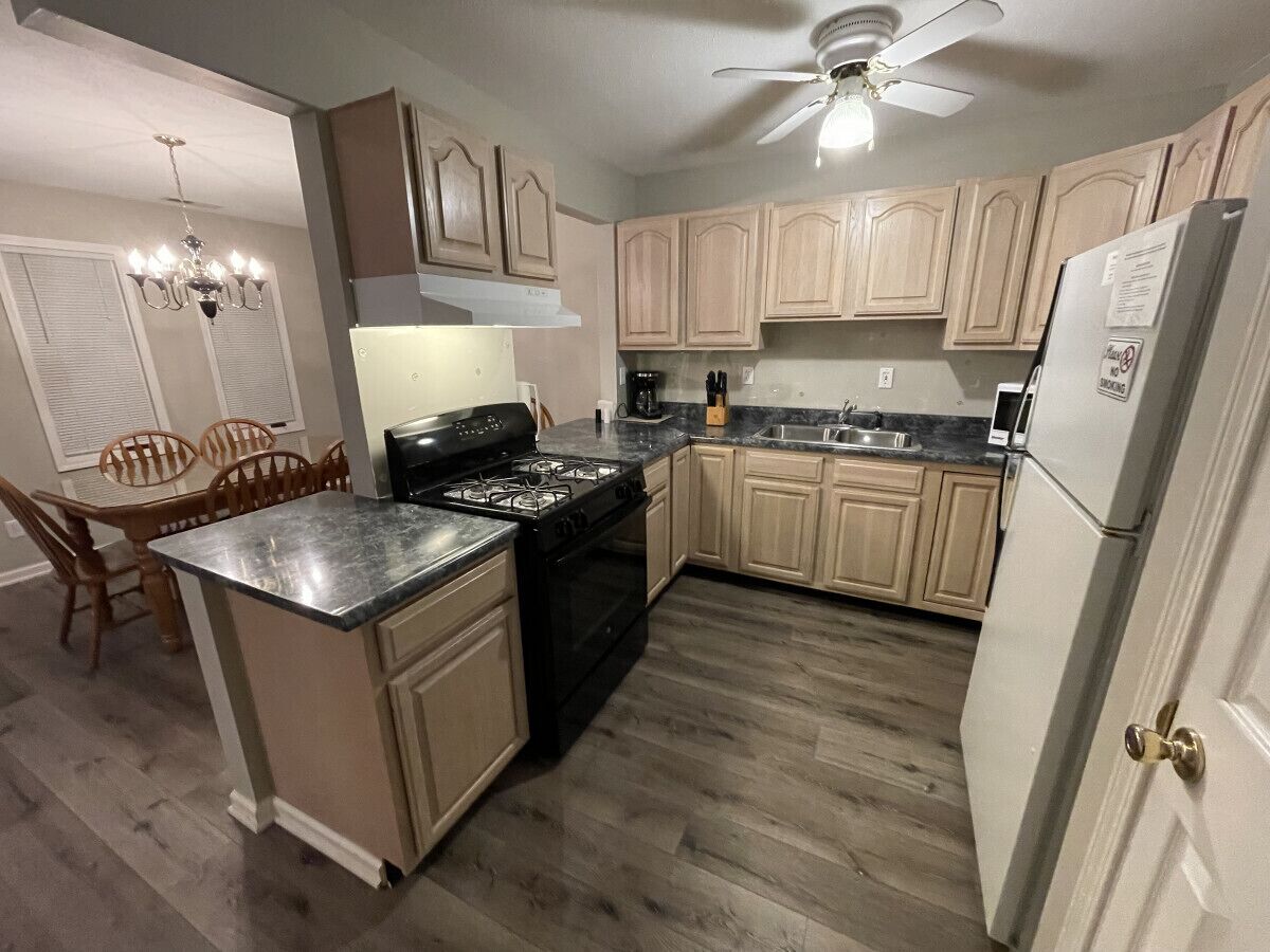 Refrigerador, microondas, horno y cafetera y tetera 