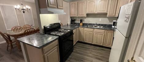 Refrigerador, microondas, horno y cafetera y tetera