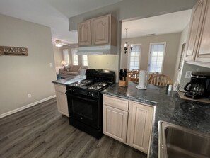 Refrigerador, microondas, horno y cafetera y tetera 