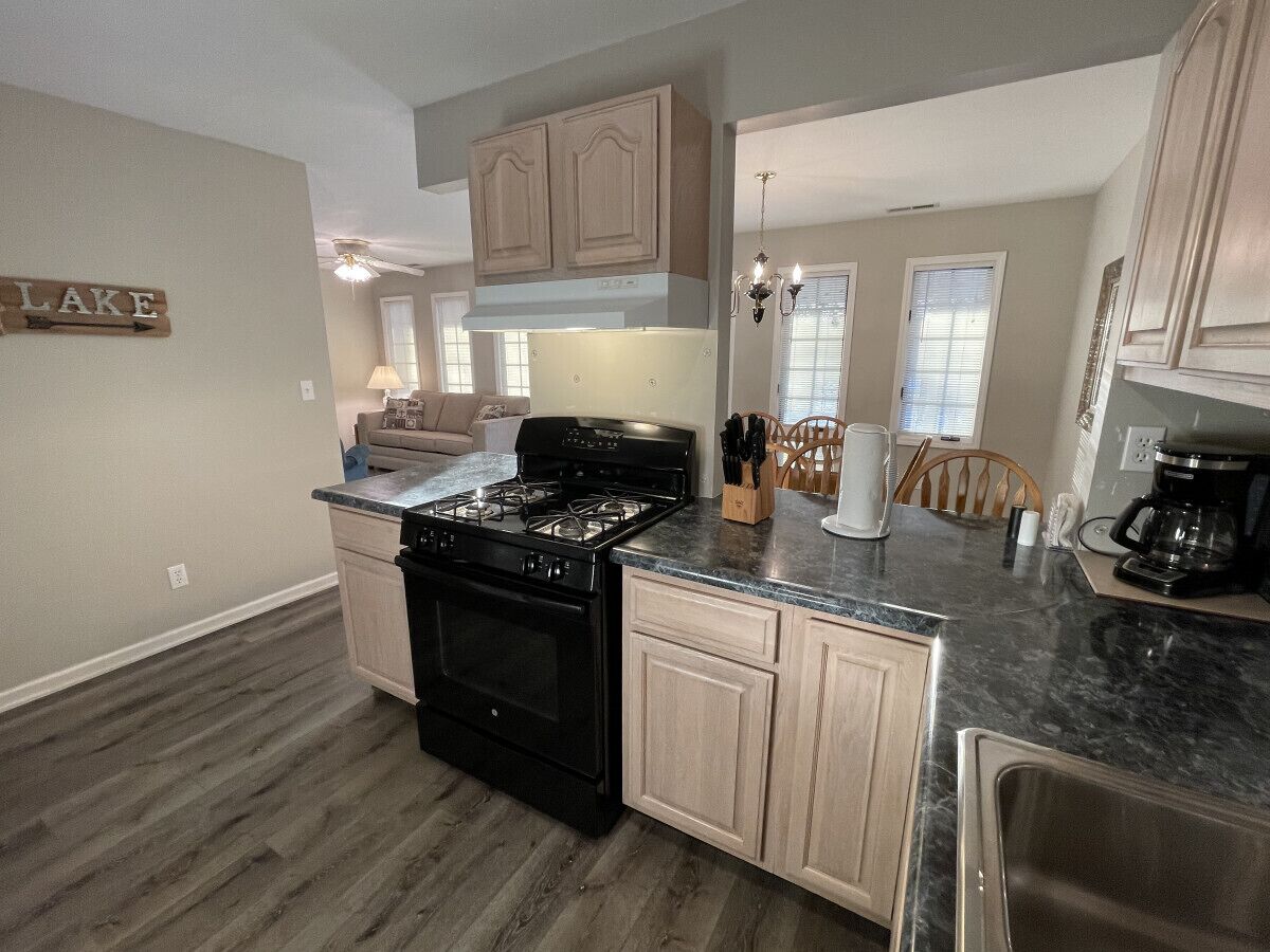 Réfrigérateur, four à micro-ondes, un four, cafetière-théière