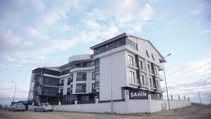 A modern building with multiple balconies and large windows, featuring a sign for 'SAHIN Terminal Otel & Spa'. - ŞAHİN TERMAL OTEL VE SPA (Kutahya)