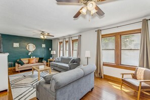 House | 4 bedrooms - Cute Cozy and Cheerful 3 Bedroom House (Wichita)