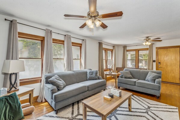 House | 4 bedrooms - Cute Cozy and Cheerful 3 Bedroom House (Wichita)