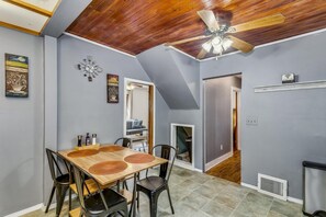 House | 4 bedrooms - Cute Cozy and Cheerful 3 Bedroom House (Wichita)