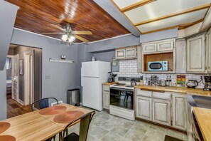 House | 4 bedrooms - Cute Cozy and Cheerful 3 Bedroom House (Wichita)