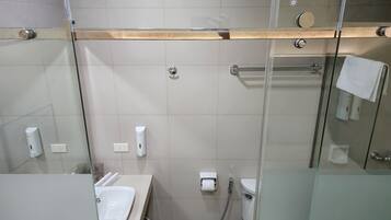 Shower, rainfall showerhead, free toiletries, bidet