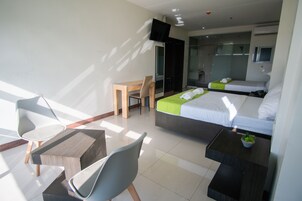 Ropa de cama hipoalergénica y escritorio 