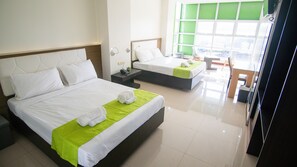 Familien-Studiosuite | Allergikerbettwaren, Schreibtisch, laptopgeeigneter Arbeitsplatz