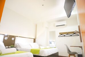 豪華三人房 | 低過敏寢具、書桌、筆電工作空間、免費無線上網