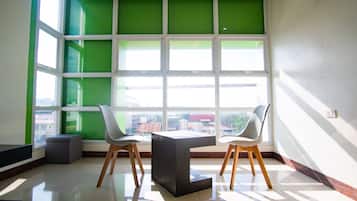 Family Studio Suite | Hypo-allergenic bedding, desk, laptop workspace, free WiFi