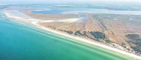 Una spiaggia nelle vicinanze, lettini da mare