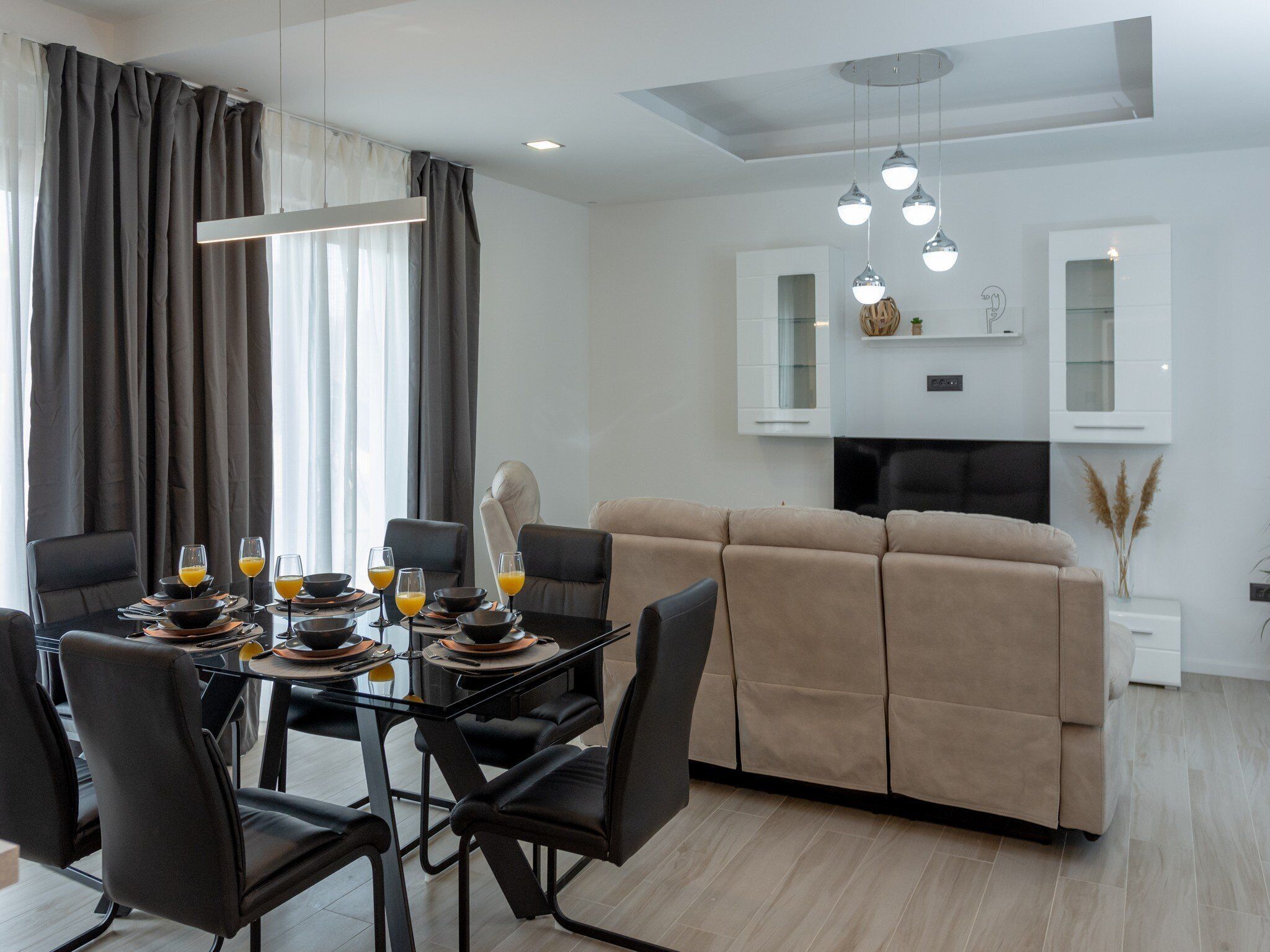 Ferienhaus (Six Bedroom Guest House with Swimming) | Wohnzimmer | Fernseher